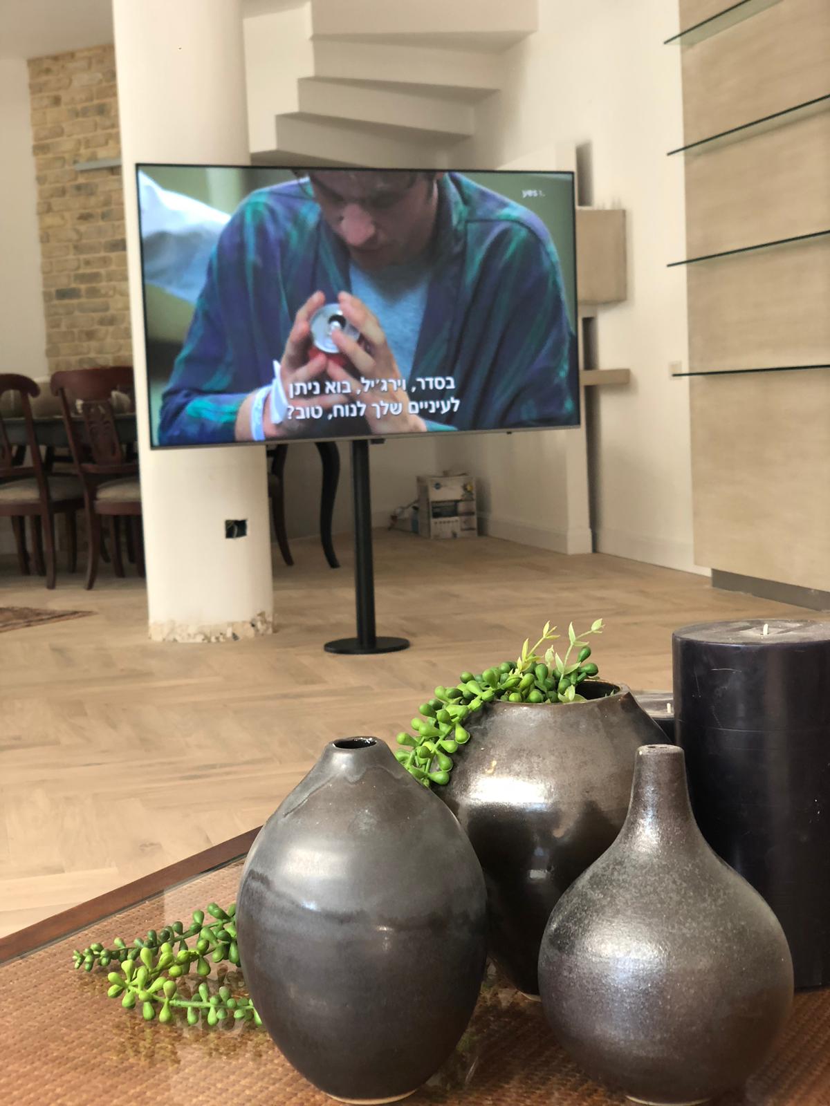 עמוד נירוסטה יוקרתי לטלויזיה עד 70 אינץ בגימור שחור מט עמוד נירוסטה יוקרתי לטלויזיה עד 70 אינץ בגימור שחור מט