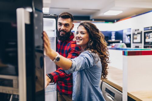 זוג בעת קניית מקפיא בחנות